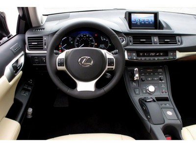 Передний ряд Lexus CT 200h